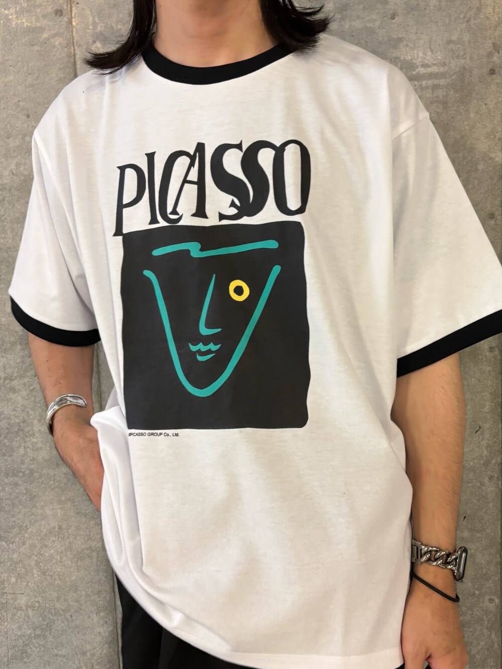 ホワイト系のTシャツ/カットソー、ブラック系のその他パンツを着用したメンズの秋コーディネートの3枚目の写真