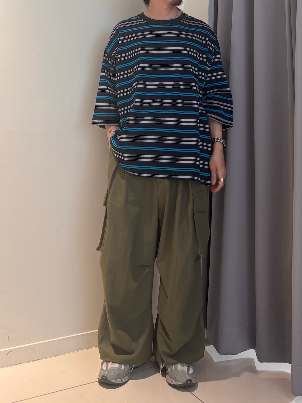 グリーン系のその他パンツ、ブルー系のTシャツ/カットソーを着用したメンズの春コーディネートの4枚目の写真
