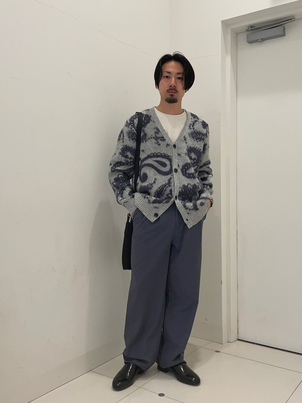グレー系のカーディガン/ボレロ、ブルー系のその他パンツを着用したメンズの冬コーディネートの3枚目の写真