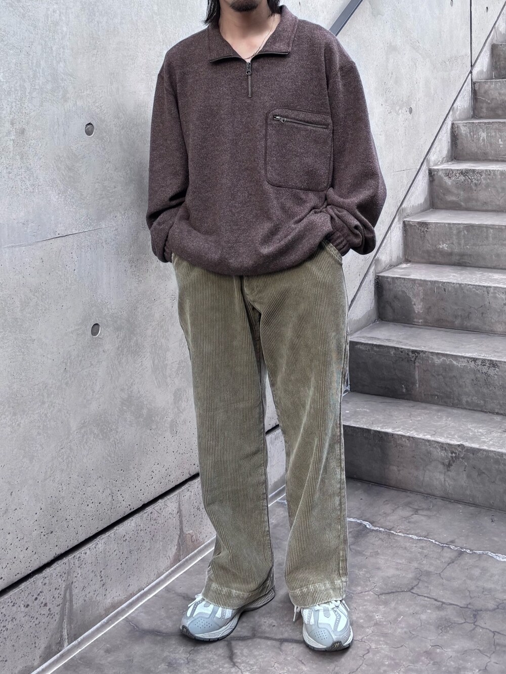 ブラウン系のTシャツ/カットソー、ベージュ系のその他パンツを着用したメンズの冬コーディネートの3枚目の写真