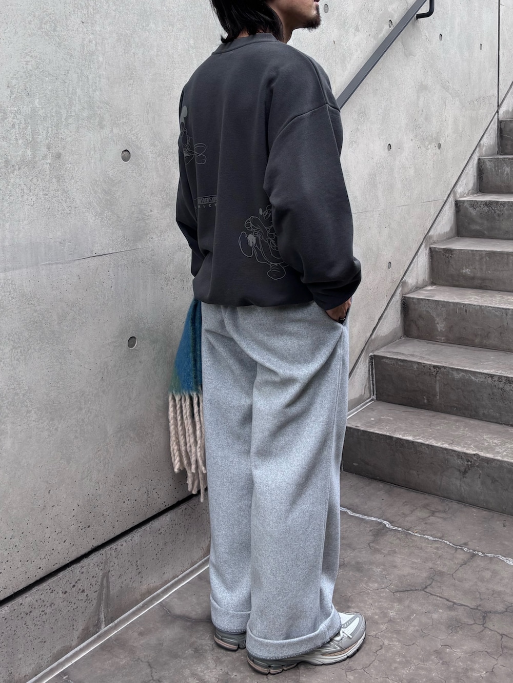 グレー系のスウェット、グレー系のその他パンツ、グリーン系のマフラーを着用したメンズの冬コーディネートの2枚目の写真