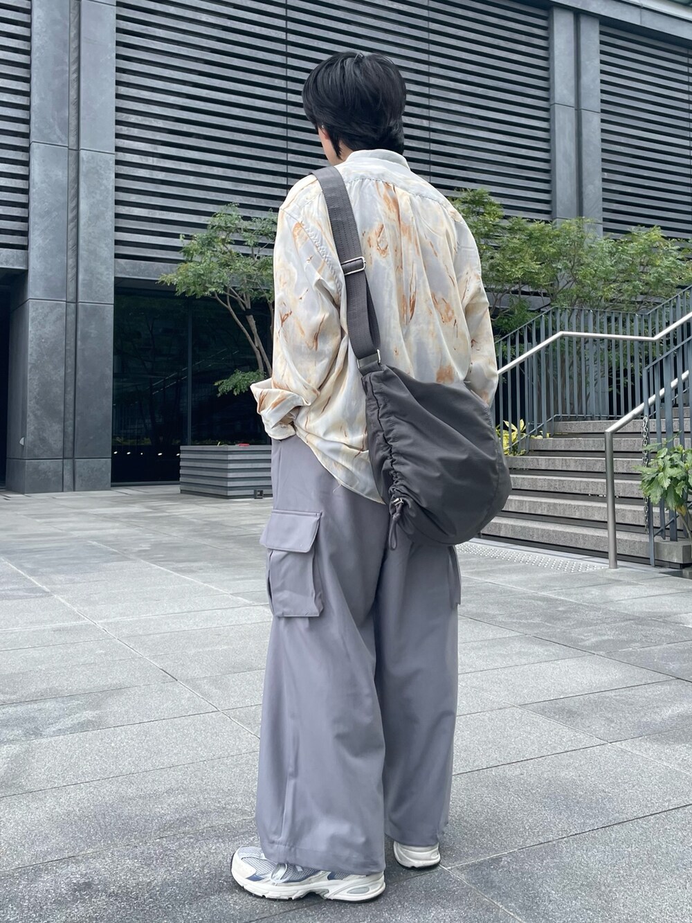 その他のシャツ/ブラウス、グレー系のその他パンツを着用したメンズの春コーディネートの3枚目の写真