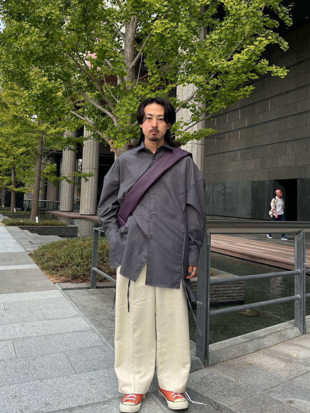 グレー系のシャツ/ブラウス、パープル系のショルダーバッグ、ホワイト系のその他パンツを着用したメンズの秋コーディネートの3枚目の写真