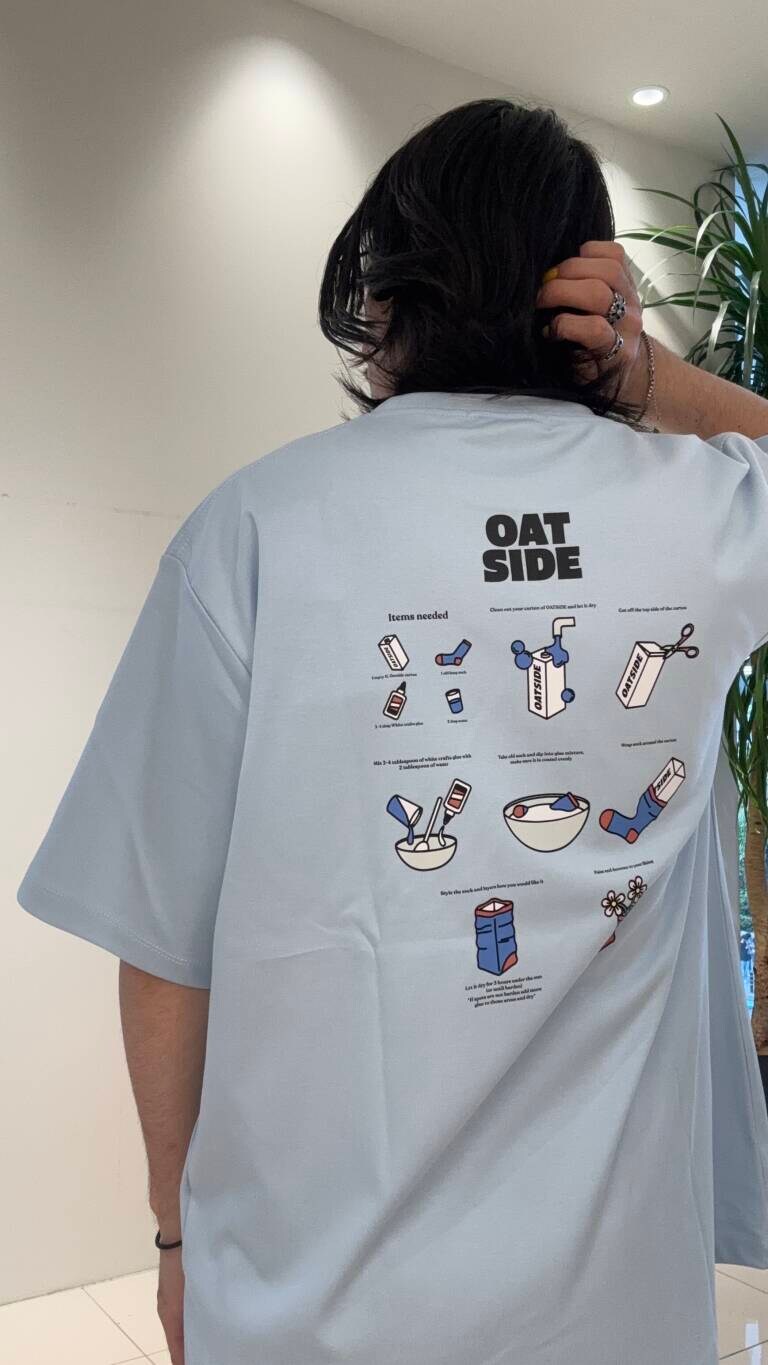 ブルー系のその他パンツ、ブラック系のトートバッグ、ブルー系のTシャツ/カットソーを着用したメンズの春コーディネートの7枚目の写真