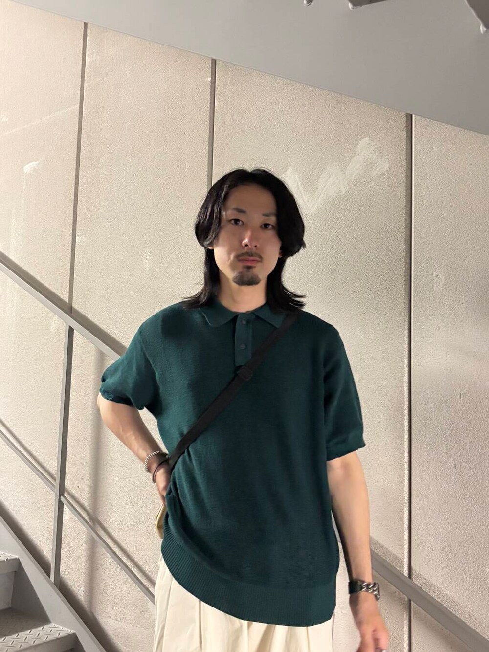 グリーン系のニット/セーター、ベージュ系のその他パンツを着用したメンズの夏コーディネートの6枚目の写真