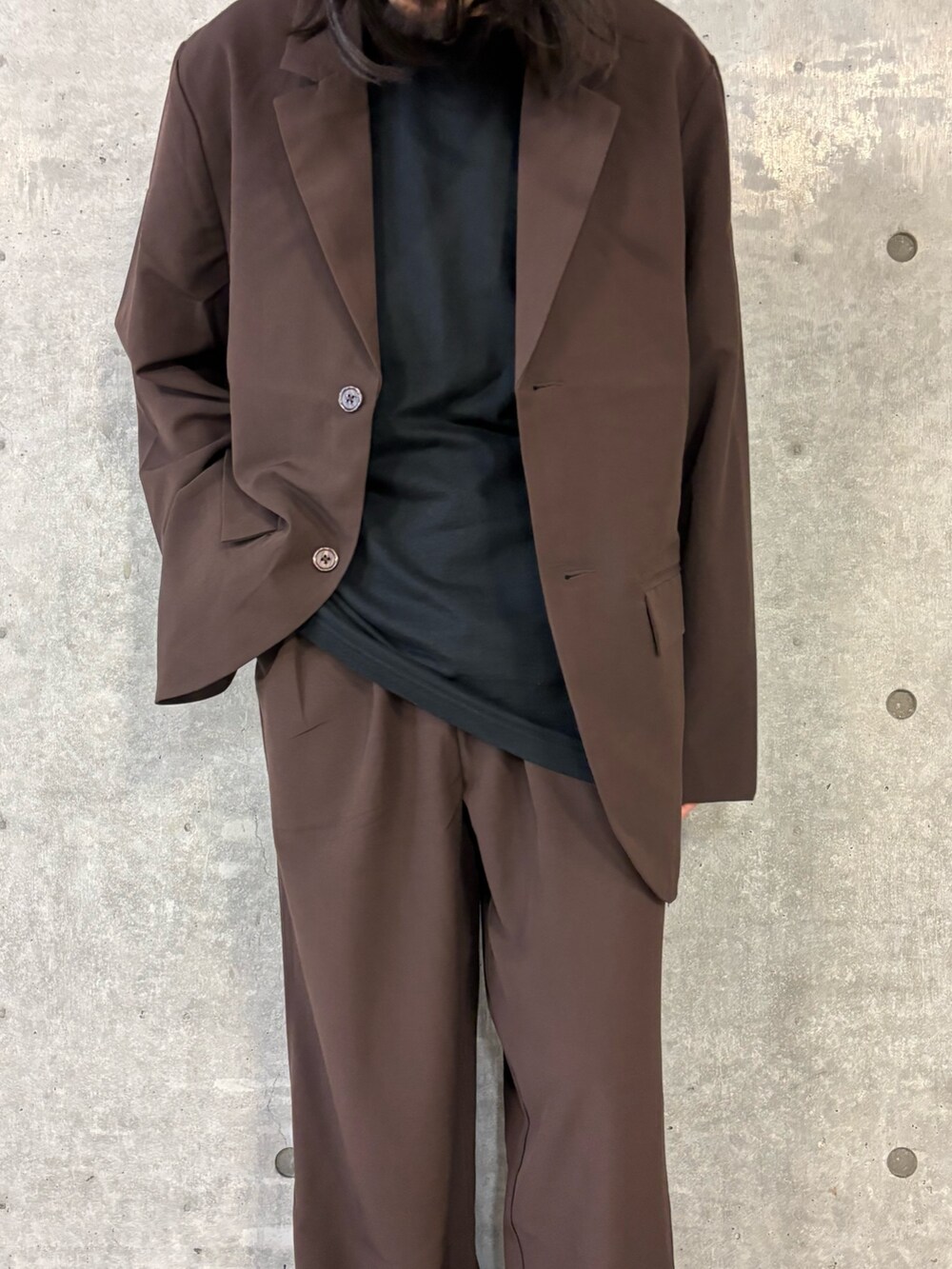 ブラウン系のその他アウター、ブラウン系のその他パンツを着用したメンズの秋コーディネートの3枚目の写真