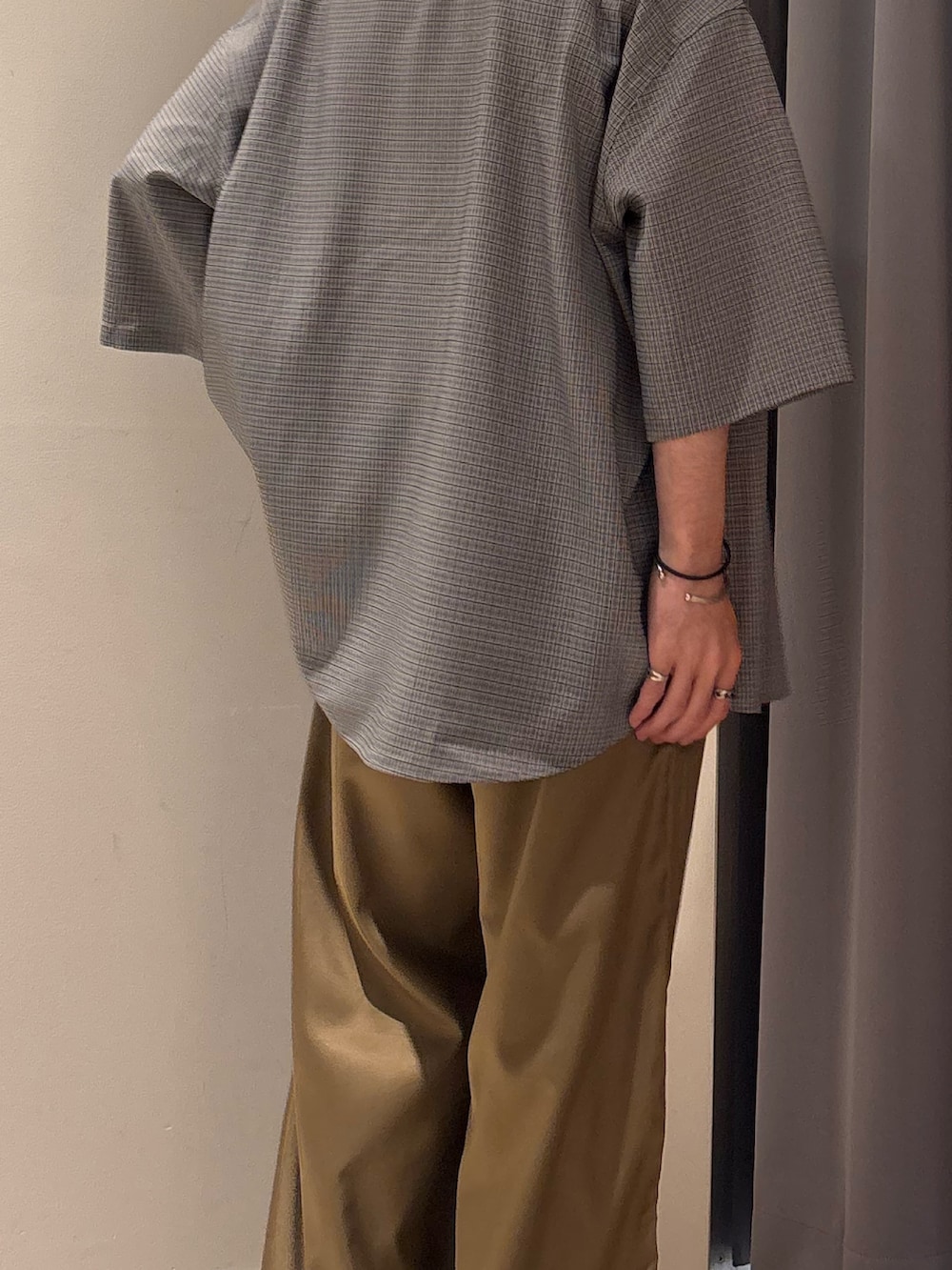 ホワイト系のシャツ/ブラウス、ベージュ系のその他パンツを着用したメンズの春コーディネートの4枚目の写真