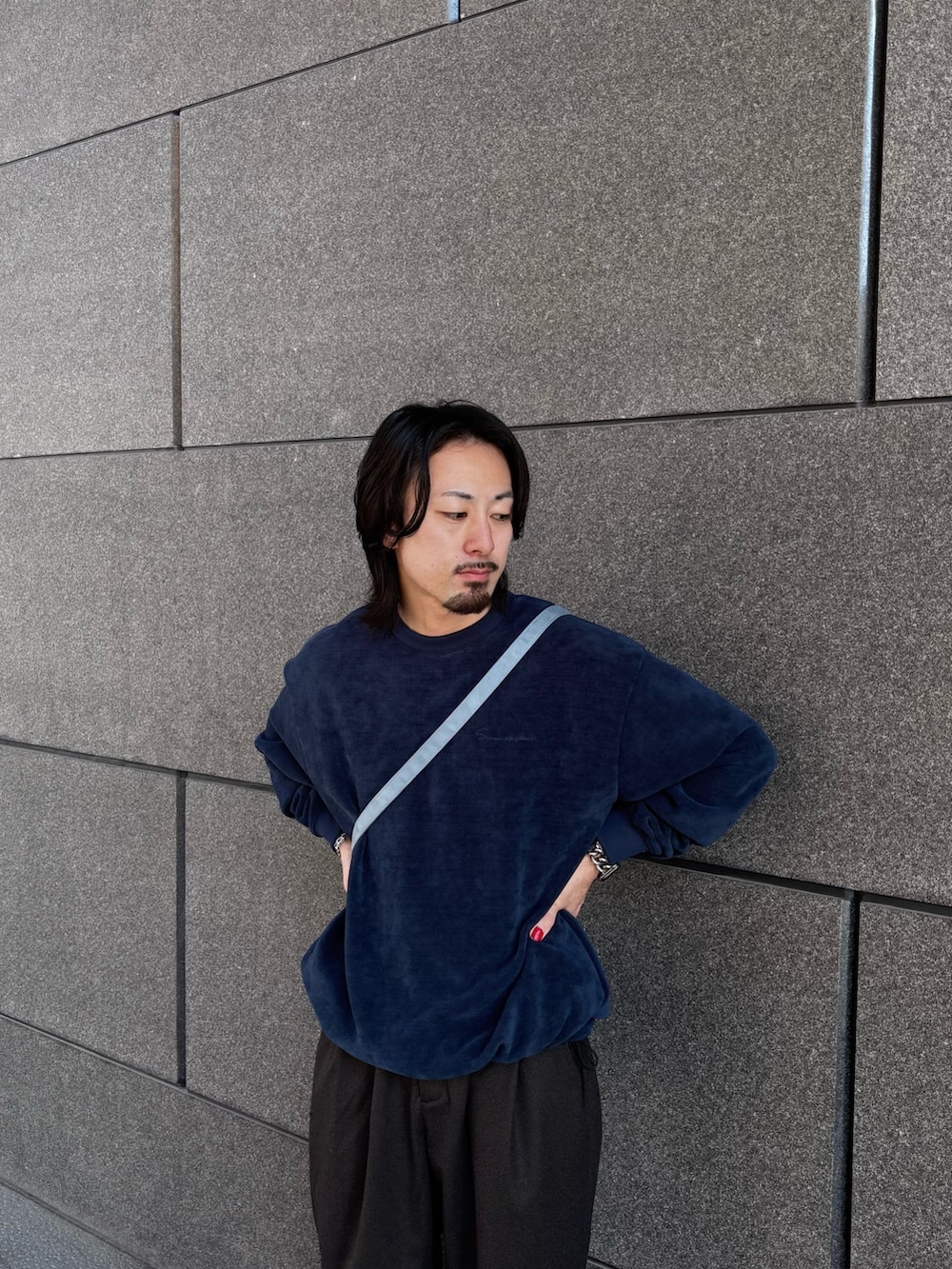 ブルー系のニット/セーター、グレー系のその他パンツを着用したメンズの冬コーディネートの2枚目の写真