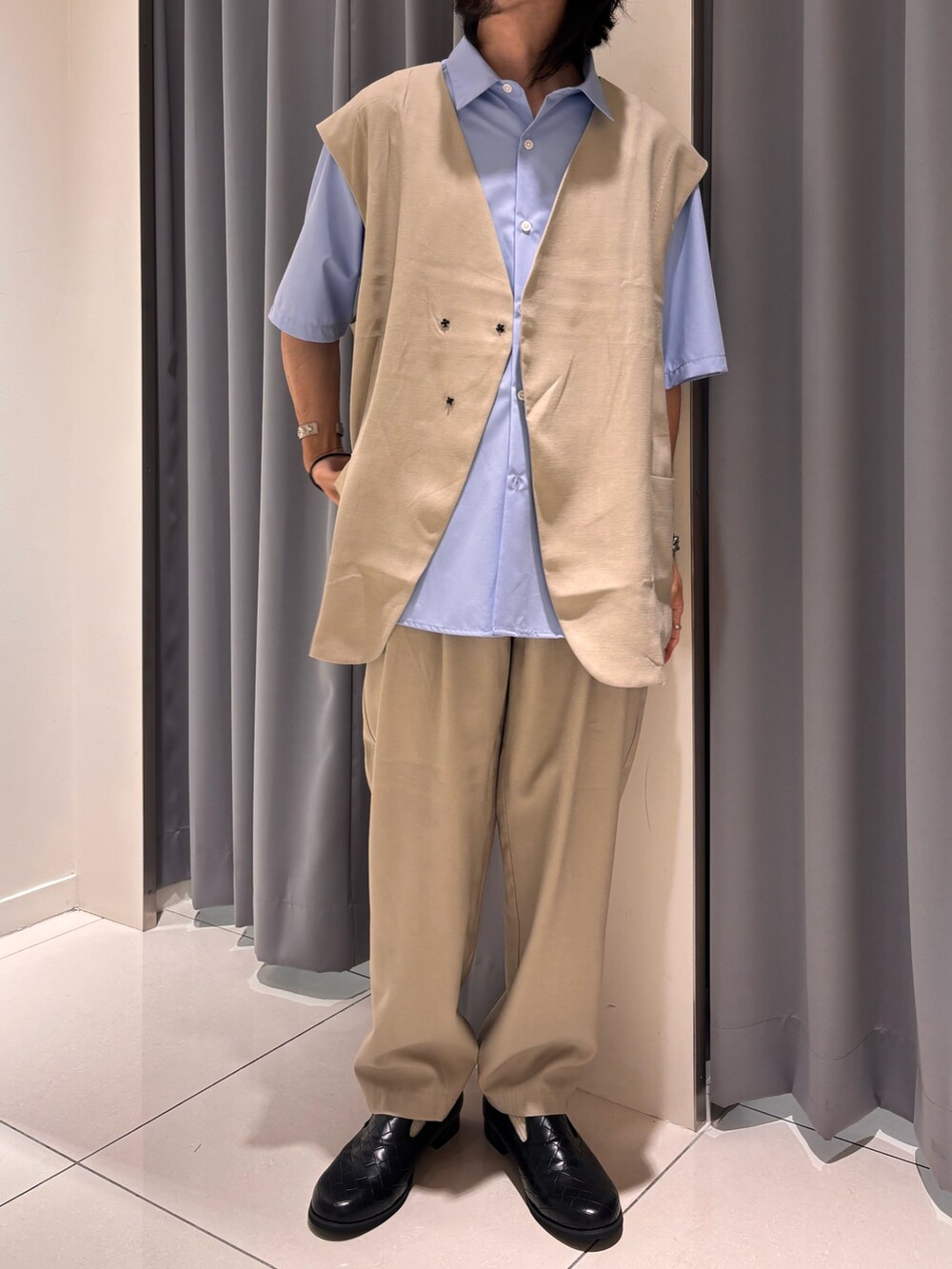ブルー系のシャツ/ブラウス、ベージュ系のその他パンツ、ベージュ系のダウンベストを着用したメンズの夏コーディネートの3枚目の写真