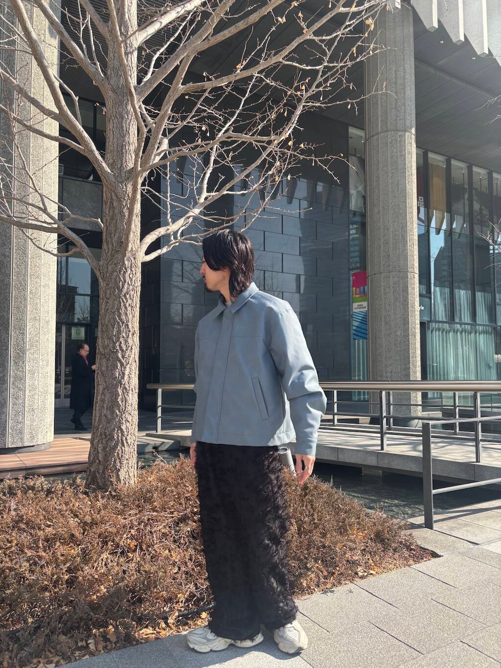 ブラック系のその他パンツ、ブルー系のブルゾンを着用したメンズの冬コーディネートの2枚目の写真