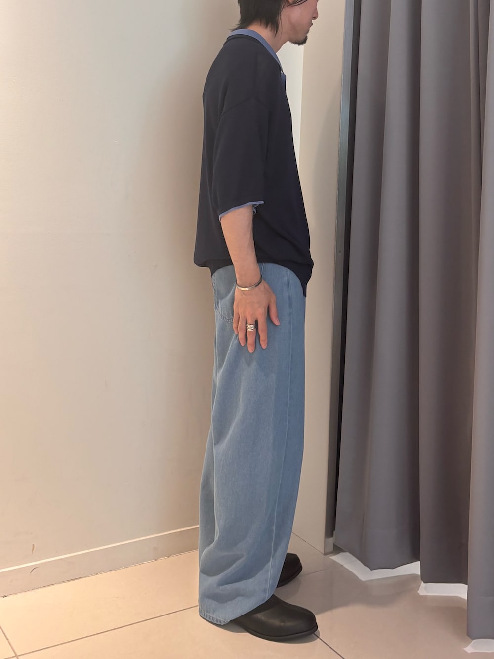 ブルー系のニット/セーター、ブルー系のデニムパンツを着用したメンズの春コーディネートの3枚目の写真