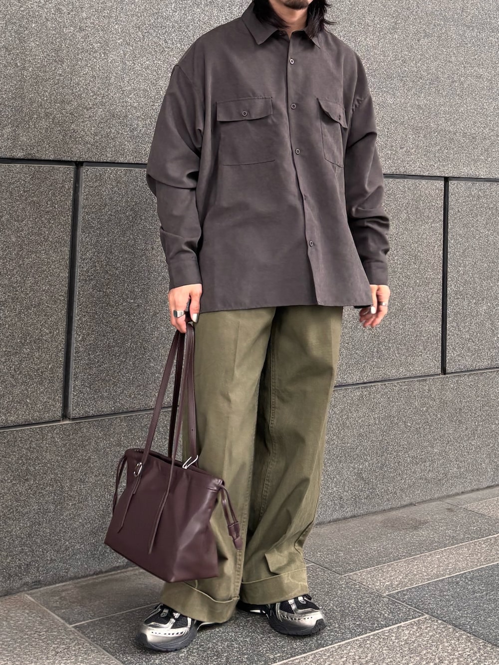 グリーン系のその他パンツ、グレー系のシャツ/ブラウス、ブラウン系のショルダーバッグを着用したメンズの春コーディネートの2枚目の写真