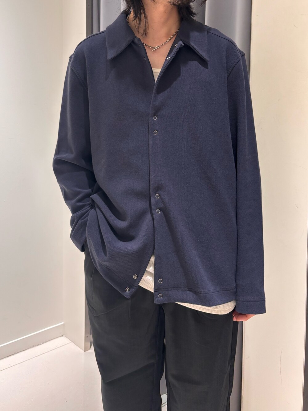 ブラック系のその他パンツ、ブルー系のカーディガン/ボレロを着用したメンズの秋コーディネートの2枚目の写真
