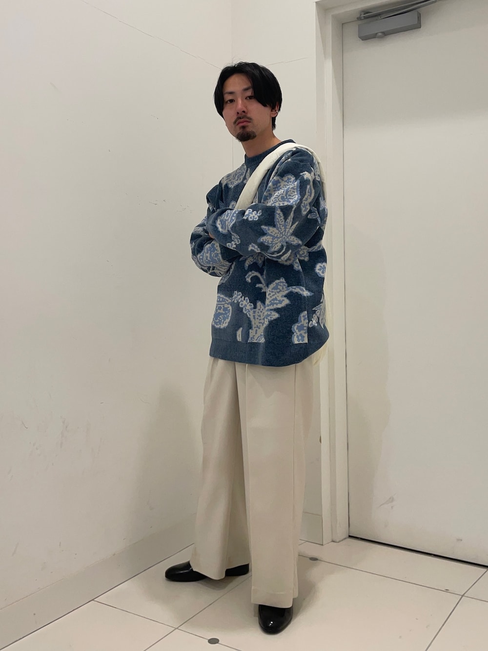 ブルー系のその他パンツ、ブルー系のニット/セーターを着用したメンズの冬コーディネートの3枚目の写真