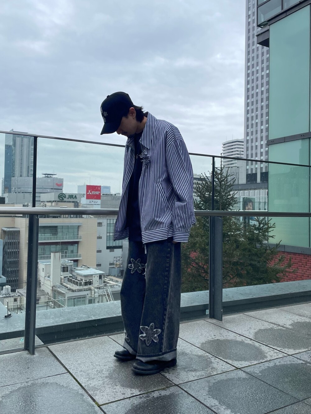 ブラック系のTシャツ/カットソー、ブラック系のデニムパンツ、その他のブルゾンを着用したメンズの春コーディネートの2枚目の写真