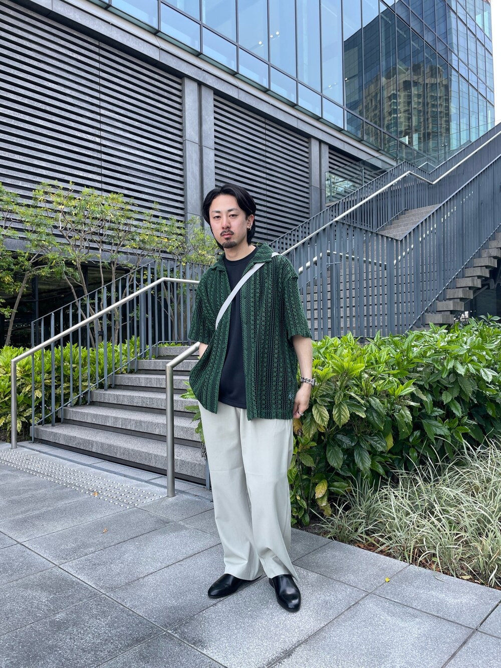 その他のシャツ/ブラウス、ベージュ系のスラックスを着用したメンズの春コーディネートの2枚目の写真