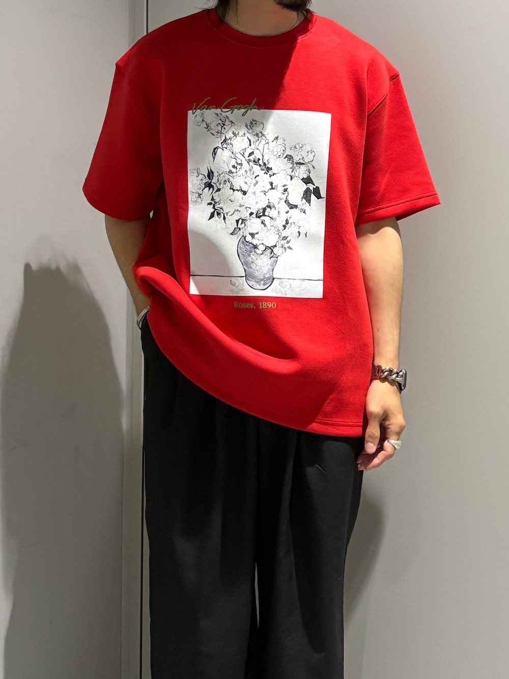 レッド系のTシャツ/カットソー、ブラック系のその他パンツを着用したメンズの夏コーディネートの3枚目の写真