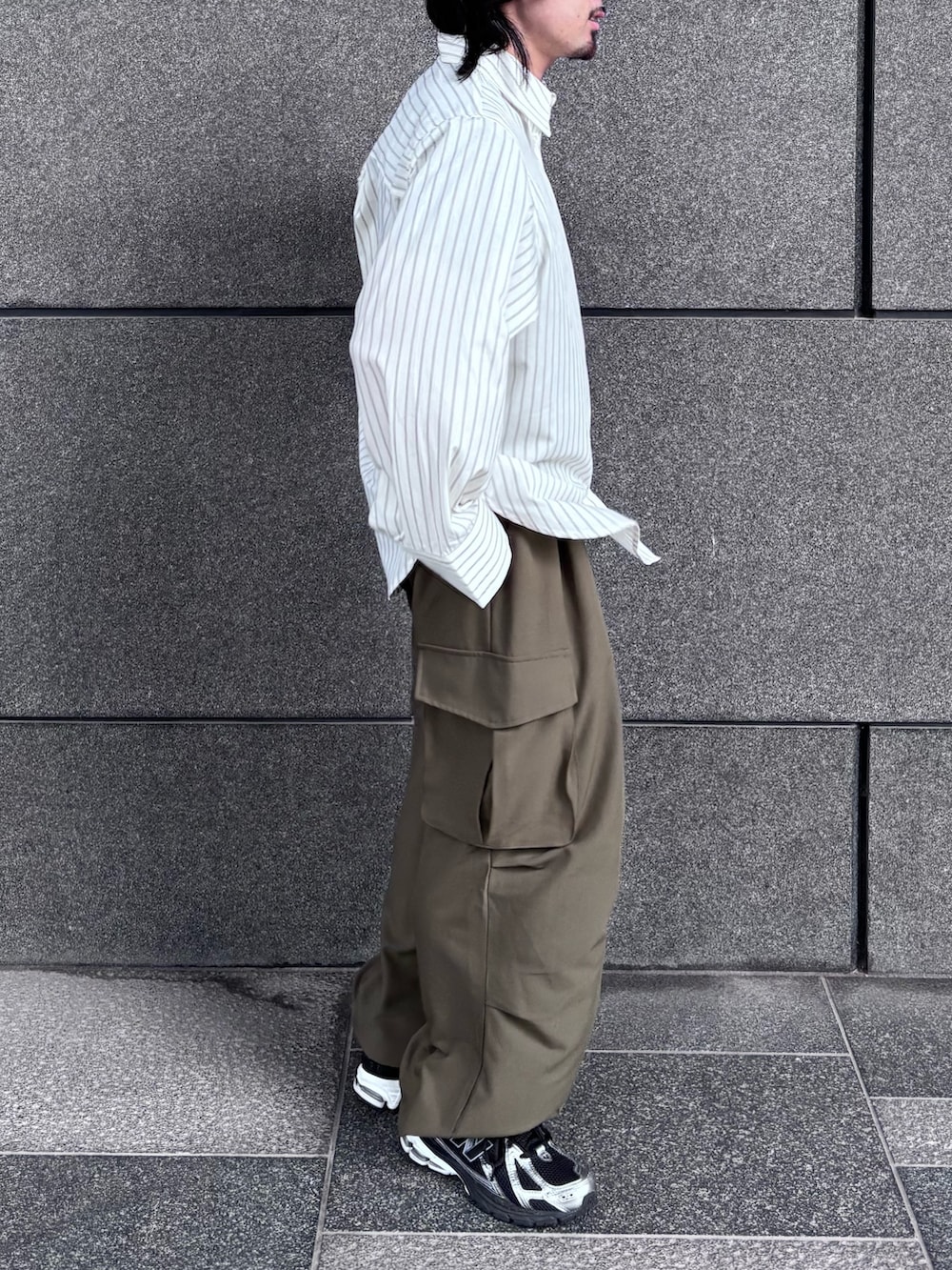 ホワイト系のシャツ/ブラウス、グリーン系のカーゴパンツを着用したメンズの冬コーディネートの4枚目の写真