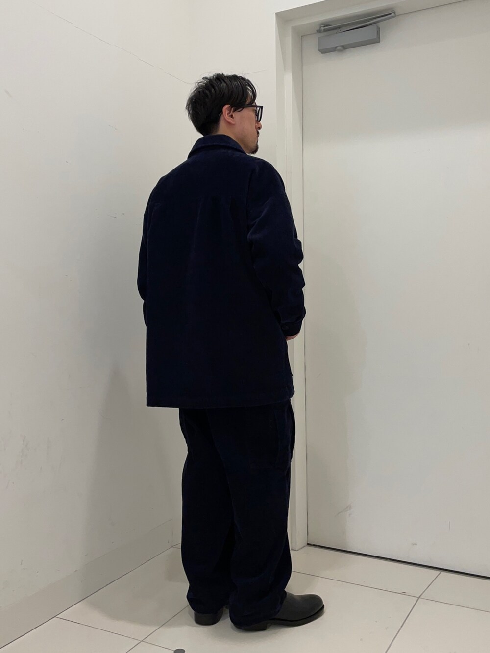 ブルー系のミリタリージャケット、ブルー系のカーゴパンツを着用したメンズの冬コーディネートの3枚目の写真