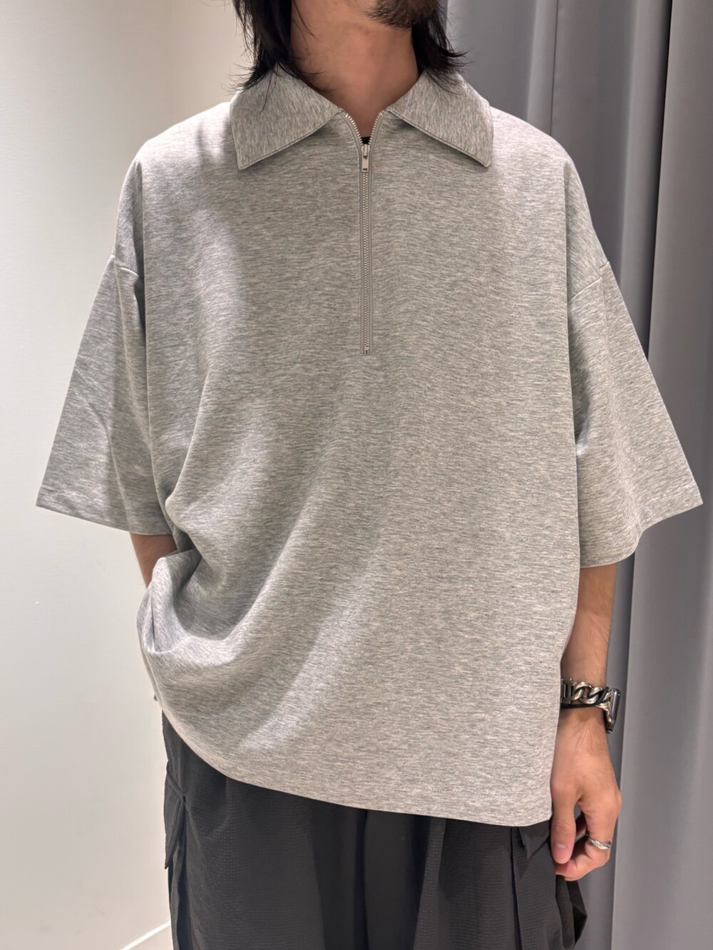 グレー系のその他パンツ、グレー系のTシャツ/カットソーを着用したメンズの夏コーディネートの2枚目の写真