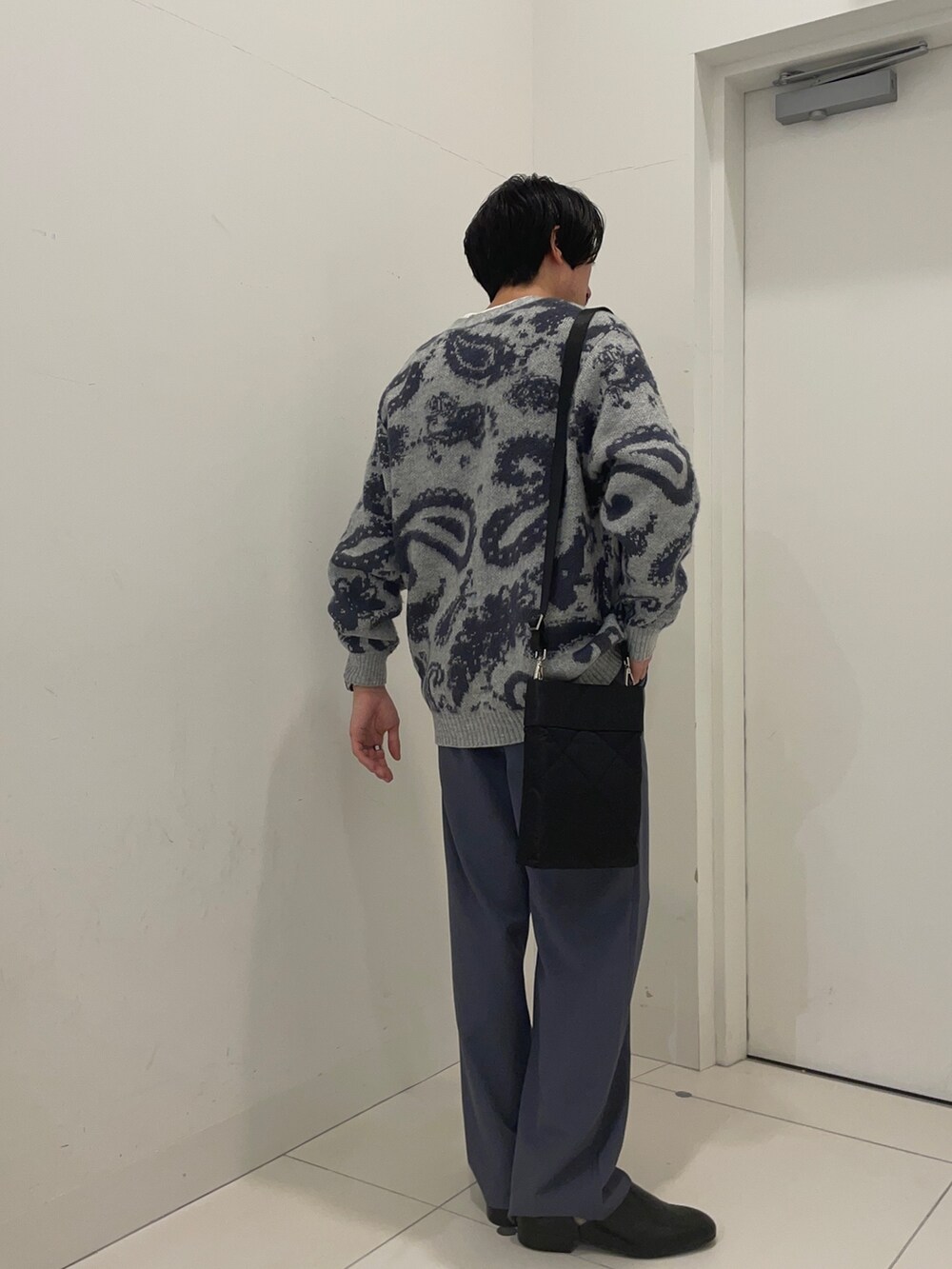 グレー系のカーディガン/ボレロ、ブルー系のその他パンツを着用したメンズの冬コーディネートの2枚目の写真