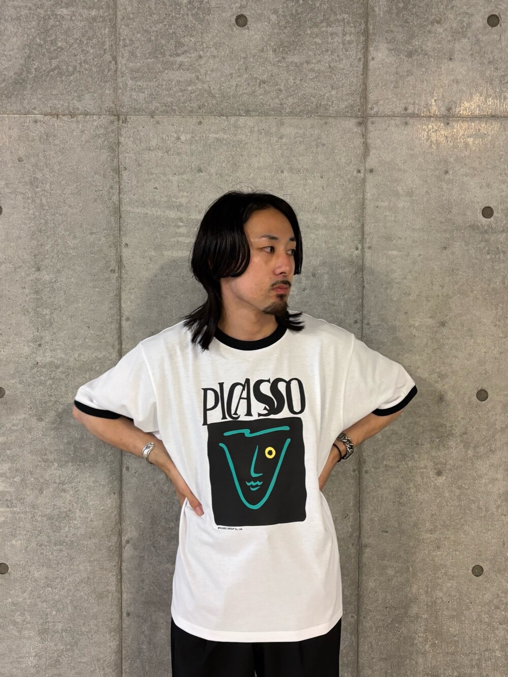 ホワイト系のTシャツ/カットソー、ブラック系のその他パンツを着用したメンズの秋コーディネートの4枚目の写真