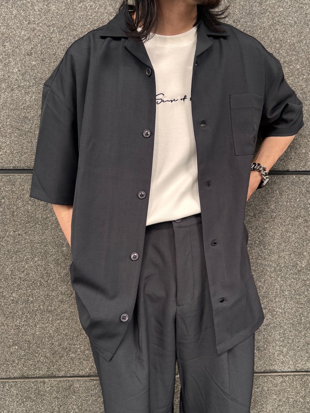 グレー系のシャツ/ブラウス、グレー系のその他パンツを着用したメンズの春コーディネートの3枚目の写真