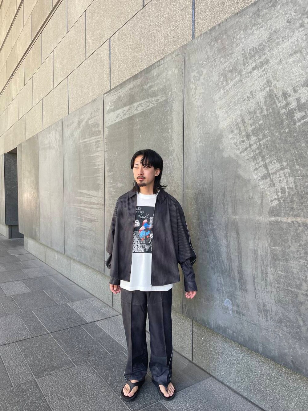 ホワイト系のTシャツ/カットソー、グリーン系のシャツ/ブラウス、グリーン系のその他パンツを着用したメンズの秋コーディネートの2枚目の写真