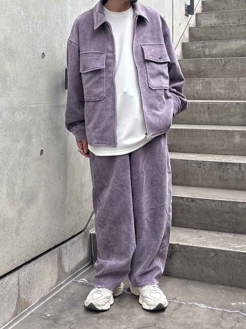 パープル系のブルゾン、パープル系のその他パンツを着用したメンズの秋コーディネートの2枚目の写真