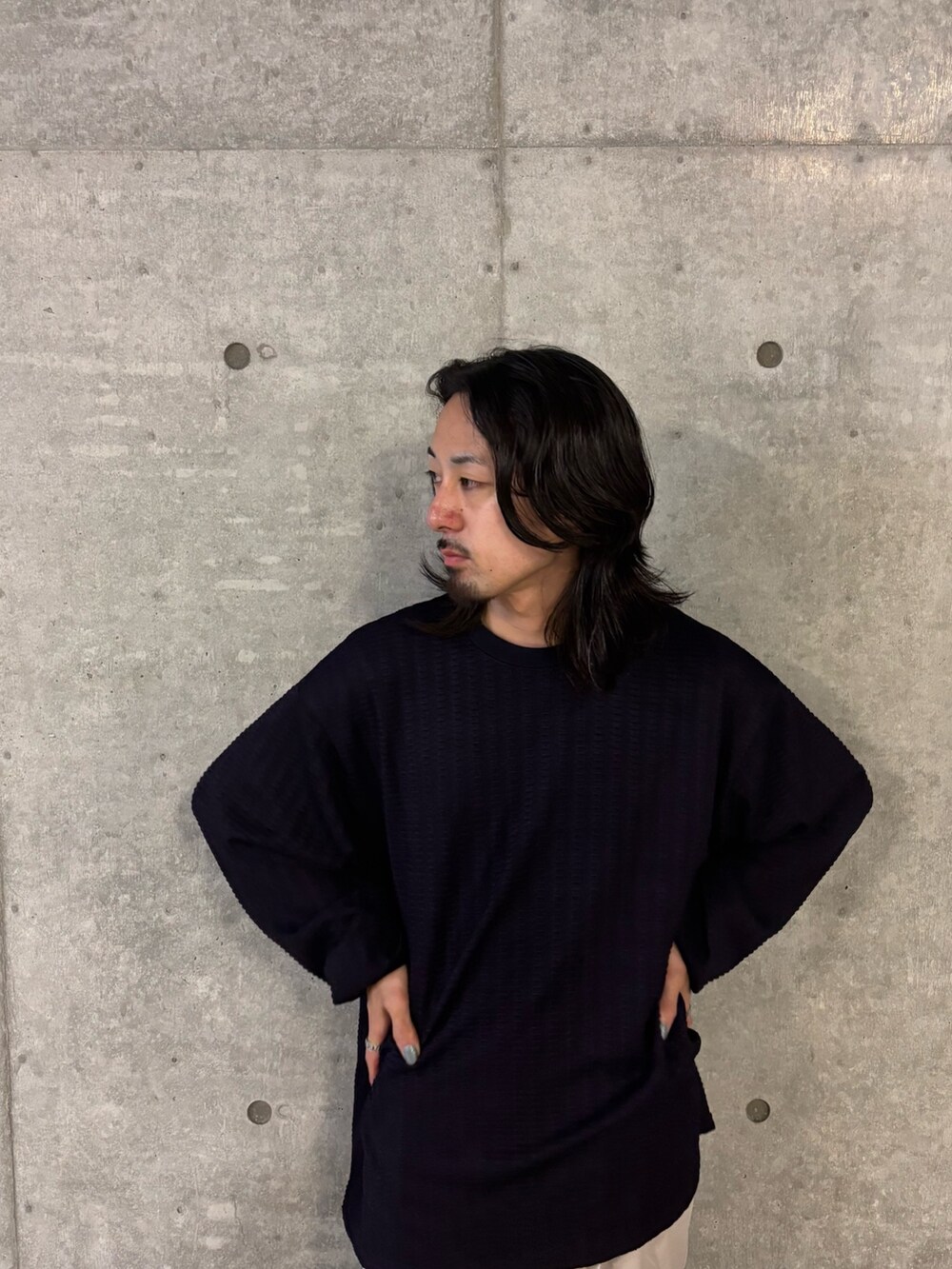 パープル系のTシャツ/カットソー、ベージュ系のその他パンツを着用したメンズの秋コーディネートの4枚目の写真