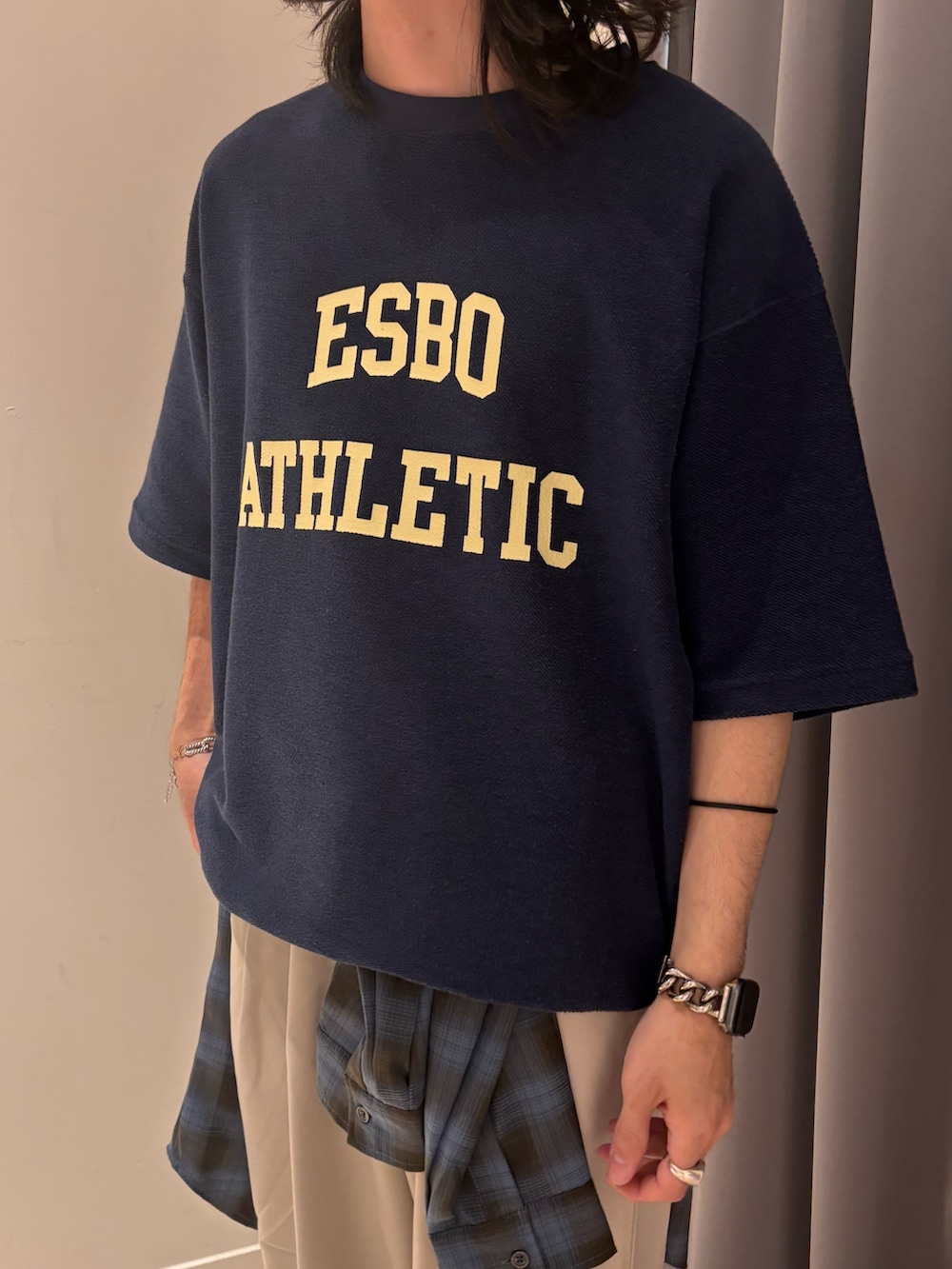 ベージュ系のその他パンツ、ブルー系のスウェット、グレー系のシャツ/ブラウスを着用したメンズの春コーディネートの3枚目の写真