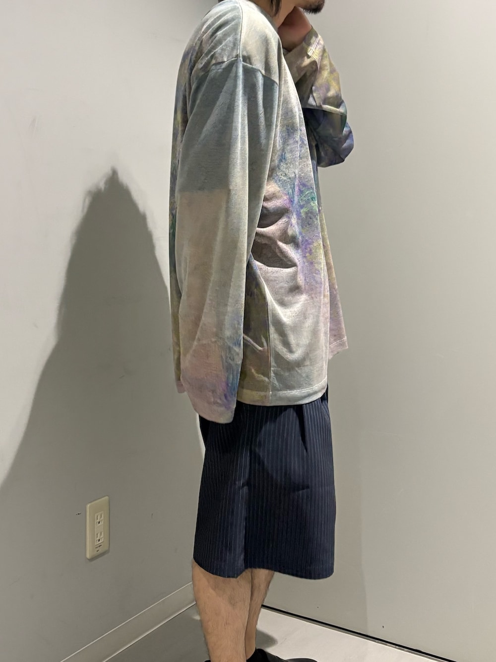 ブルー系のその他パンツ、ピンク系のTシャツ/カットソーを着用したメンズの夏コーディネートの4枚目の写真