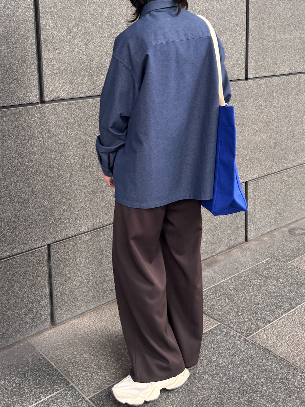 ブルー系のシャツ/ブラウス、ブラウン系のその他パンツを着用したメンズの春コーディネートの4枚目の写真