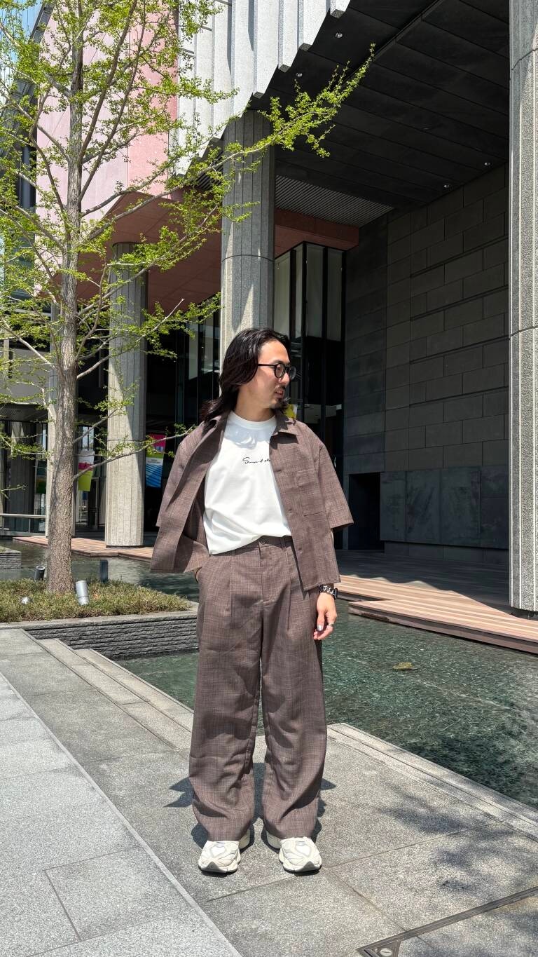 ブラウン系のシャツ/ブラウス、ブラウン系のその他パンツ、ホワイト系のTシャツ/カットソーを着用したメンズの春コーディネートの3枚目の写真