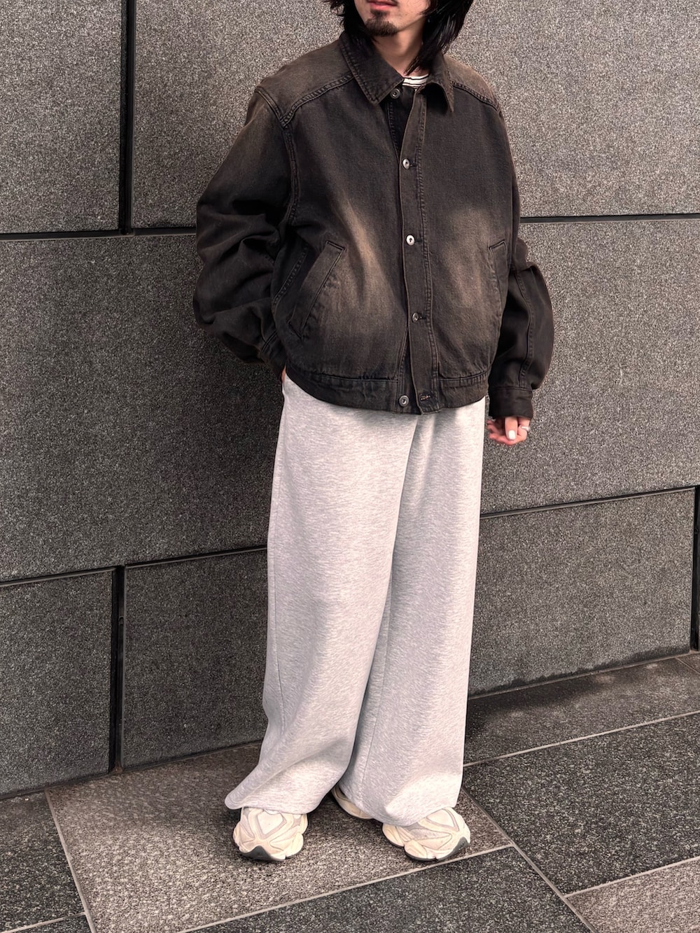 ブラック系のデニムジャケット、グレー系のその他パンツを着用したメンズの春コーディネートの2枚目の写真