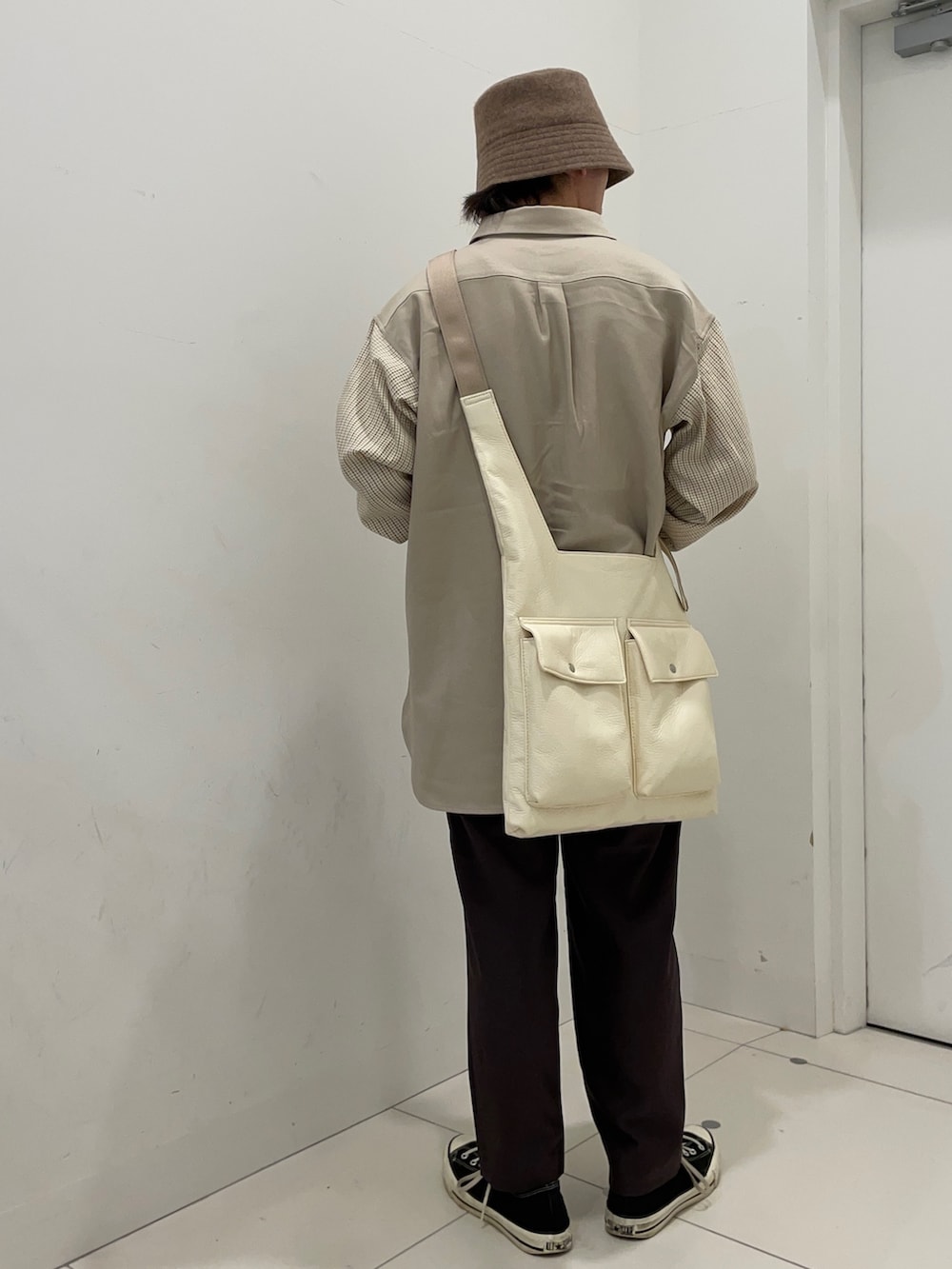 その他のシャツ/ブラウス、ブラック系のスラックス、ホワイト系のショルダーバッグを着用したメンズの秋コーディネートの3枚目の写真