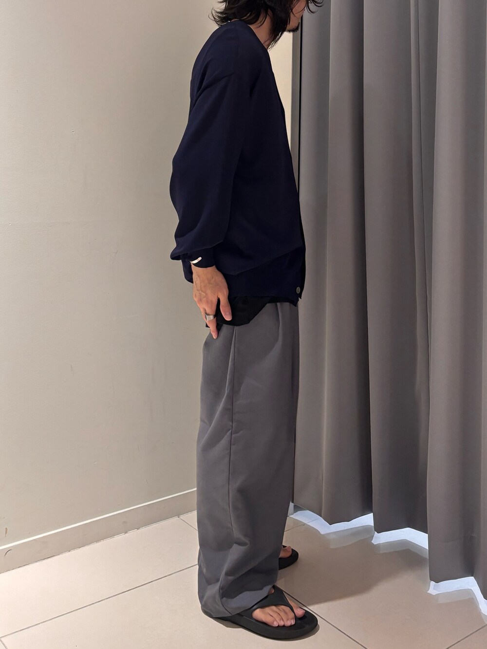 グレー系のその他パンツ、ブルー系のカーディガン/ボレロを着用したメンズの夏コーディネートの3枚目の写真