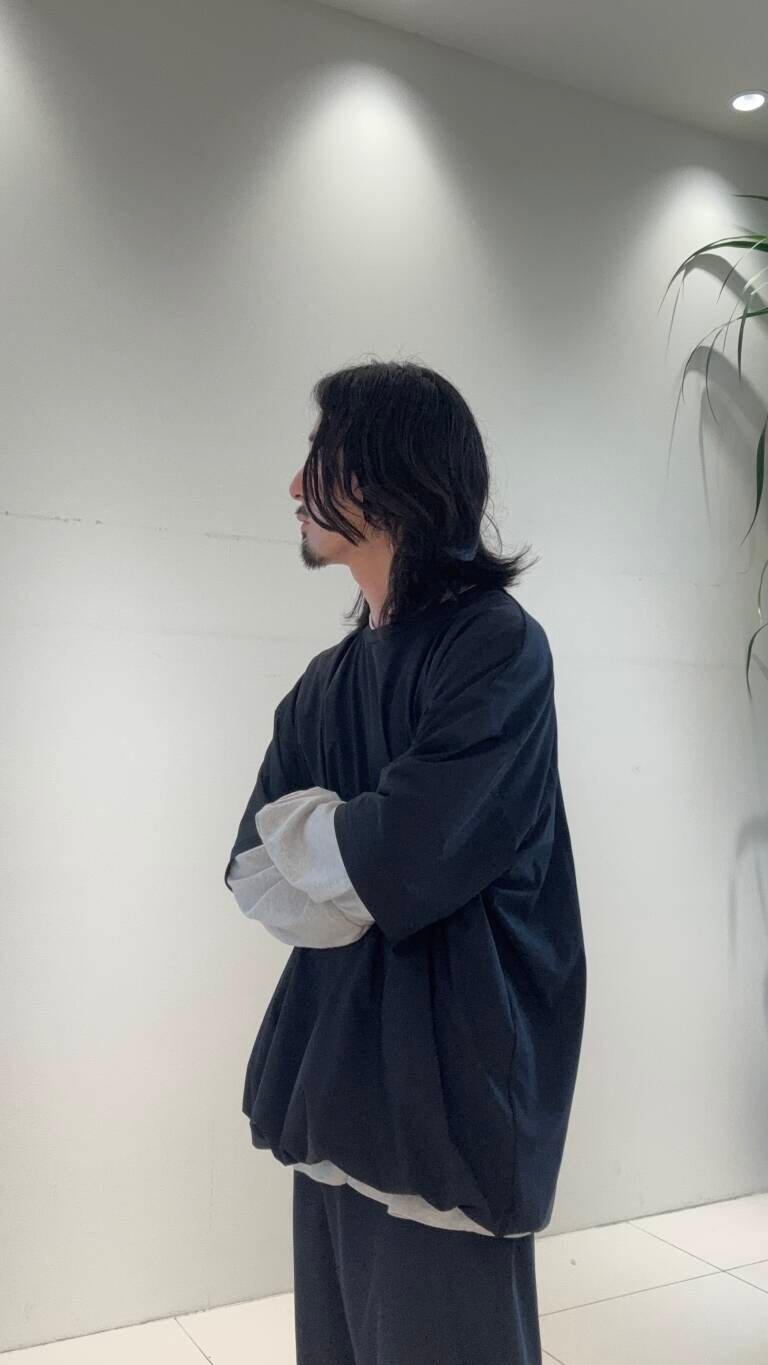 ブラック系のTシャツ/カットソー、ブラック系のその他パンツを着用したメンズの春コーディネートの6枚目の写真