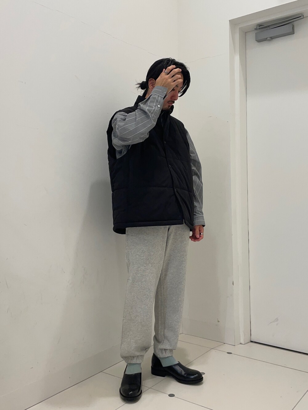 その他のシャツ/ブラウス、ブラック系のスウェットパンツ、ブラック系のダウンベストを着用したメンズの冬コーディネートの2枚目の写真