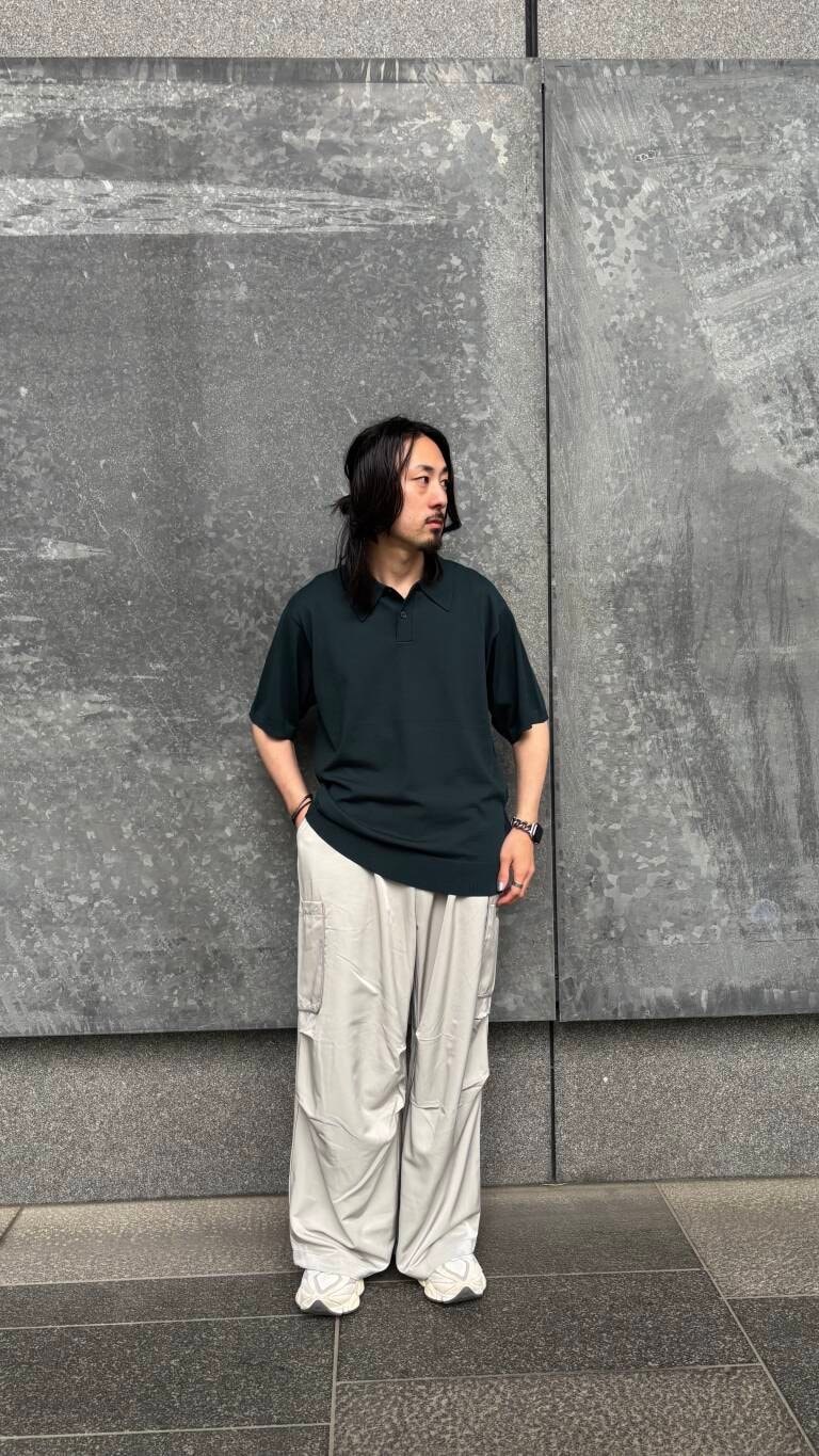 グリーン系のニット/セーター、グレー系のその他パンツを着用したメンズの春コーディネートの5枚目の写真