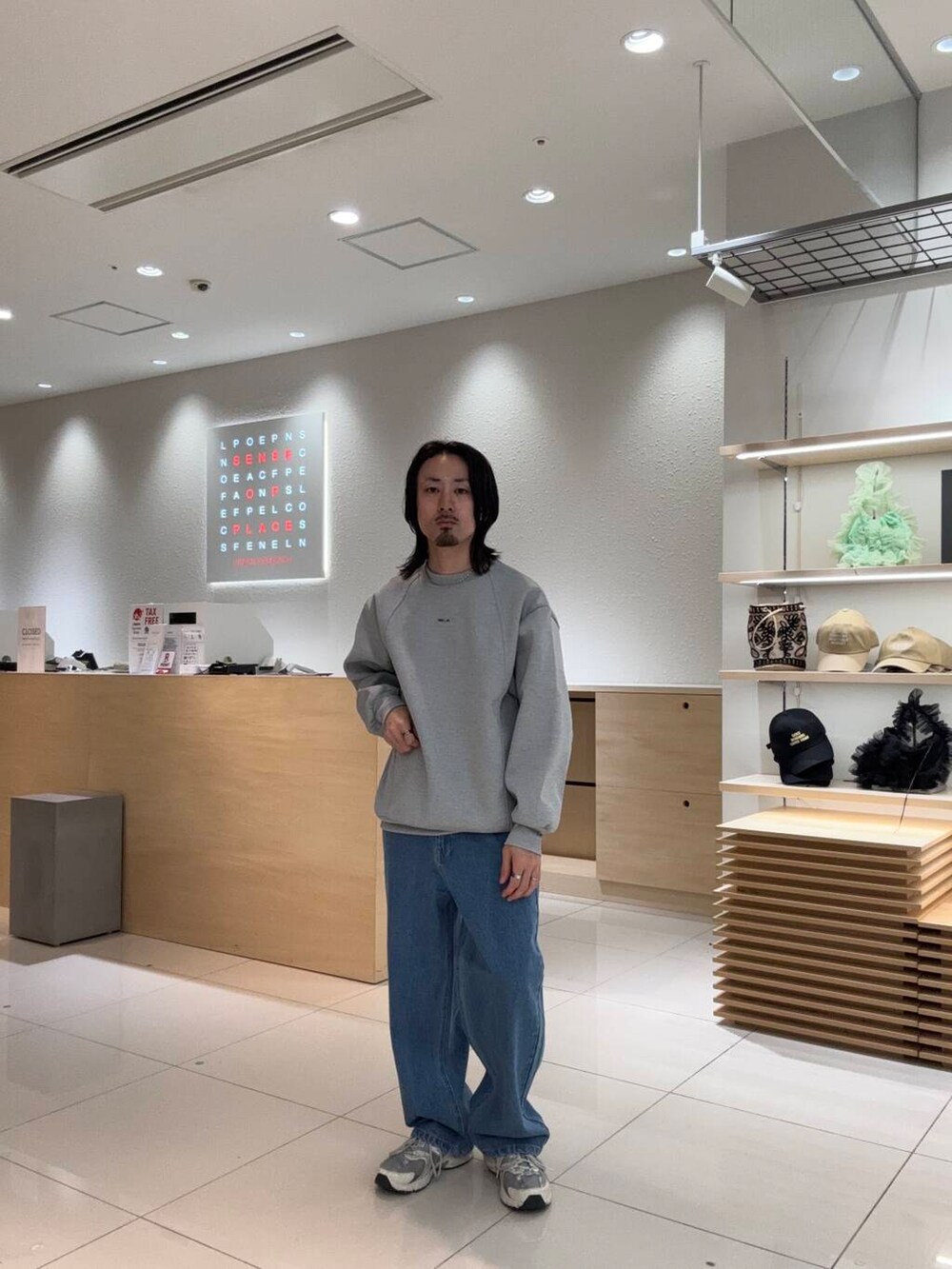 ブルー系のデニムパンツ、グレー系のスウェットを着用したメンズの春コーディネートの3枚目の写真