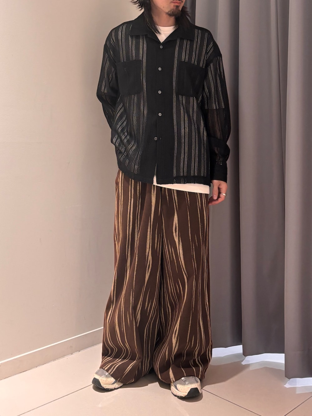 ブラック系のシャツ/ブラウス、ブラウン系のデニムパンツを着用したメンズの春コーディネートの2枚目の写真