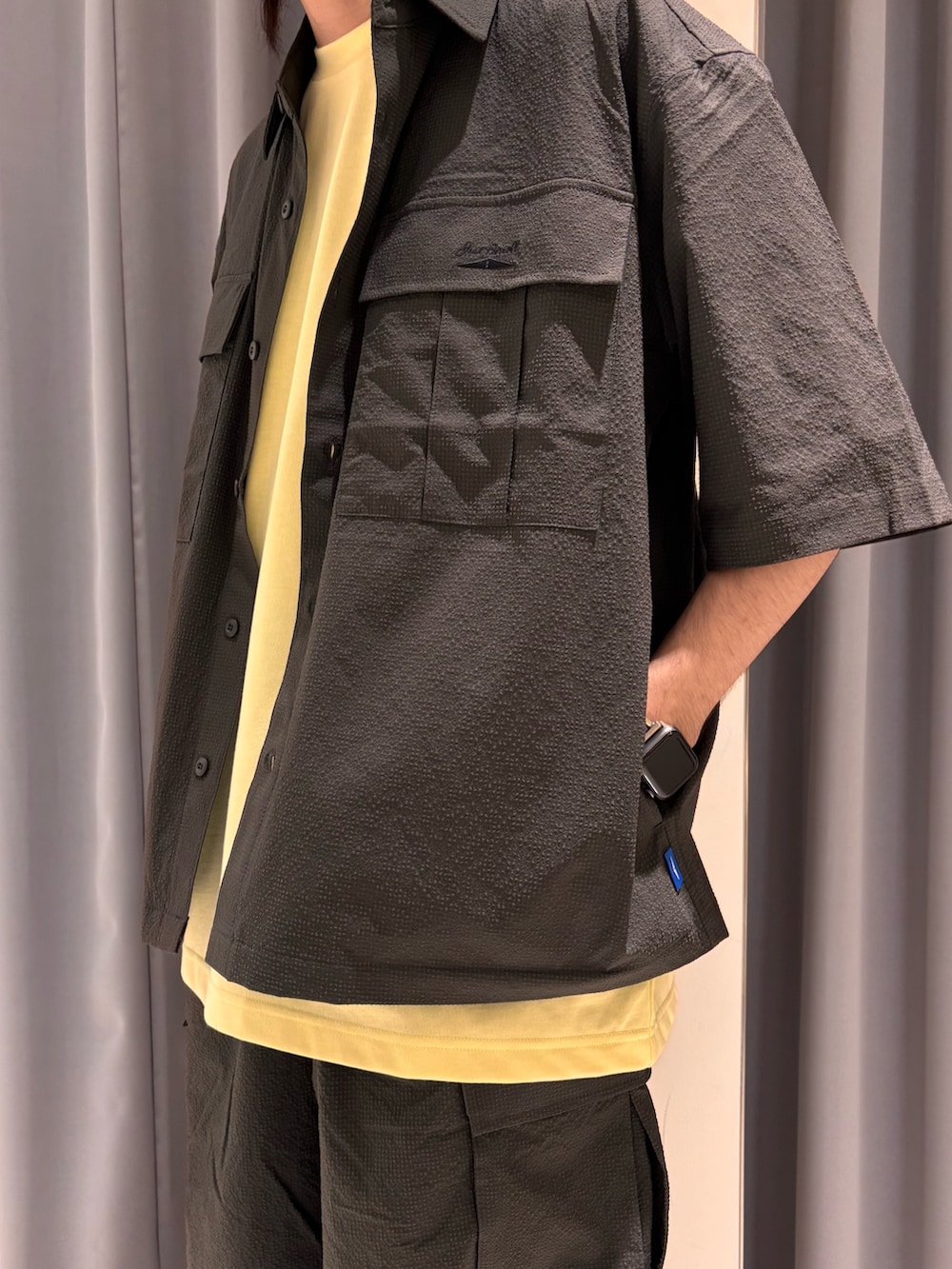 イエロー系のTシャツ/カットソー、グレー系のその他パンツ、グレー系のシャツ/ブラウスを着用したメンズの夏コーディネートの2枚目の写真