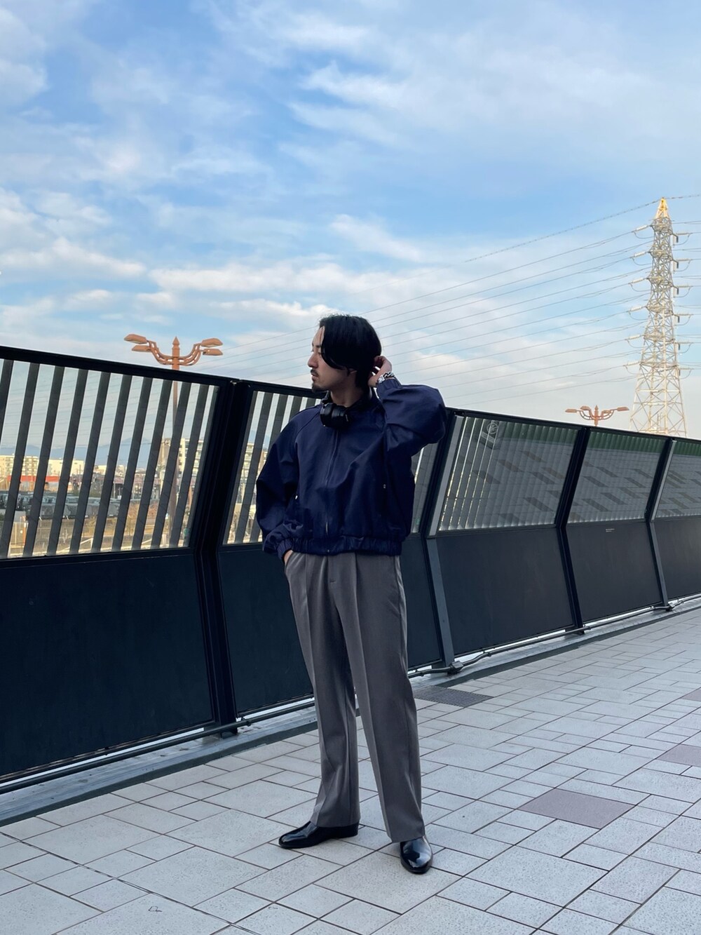 ブルー系のブルゾン、グレー系のスラックスを着用したメンズの春コーディネートの2枚目の写真