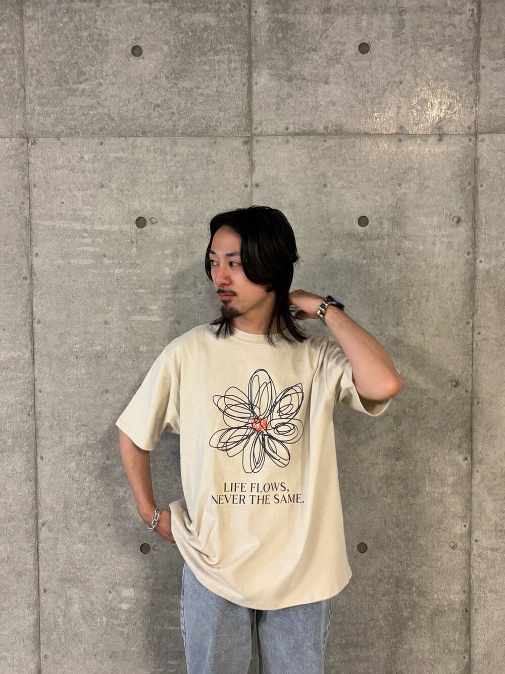 ベージュ系のTシャツ/カットソー、ブルー系のデニムパンツを着用したメンズの秋コーディネートの3枚目の写真