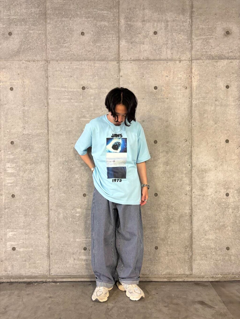 ブルー系のTシャツ/カットソー、ブルー系のその他パンツを着用したメンズの夏コーディネートの6枚目の写真