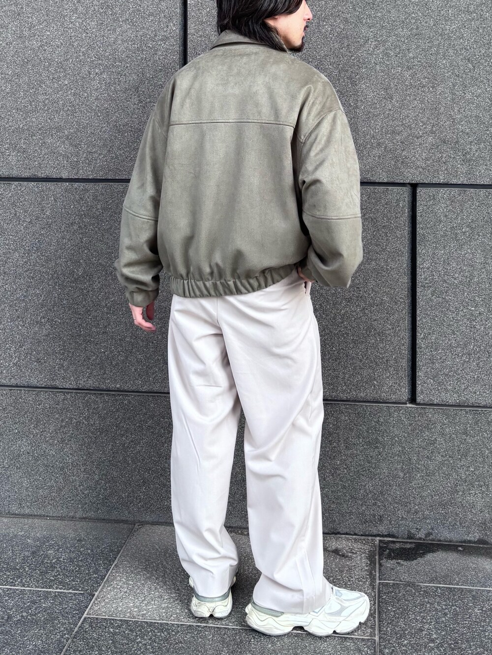 グリーン系のブルゾン、ベージュ系のその他パンツを着用したメンズの冬コーディネートの3枚目の写真