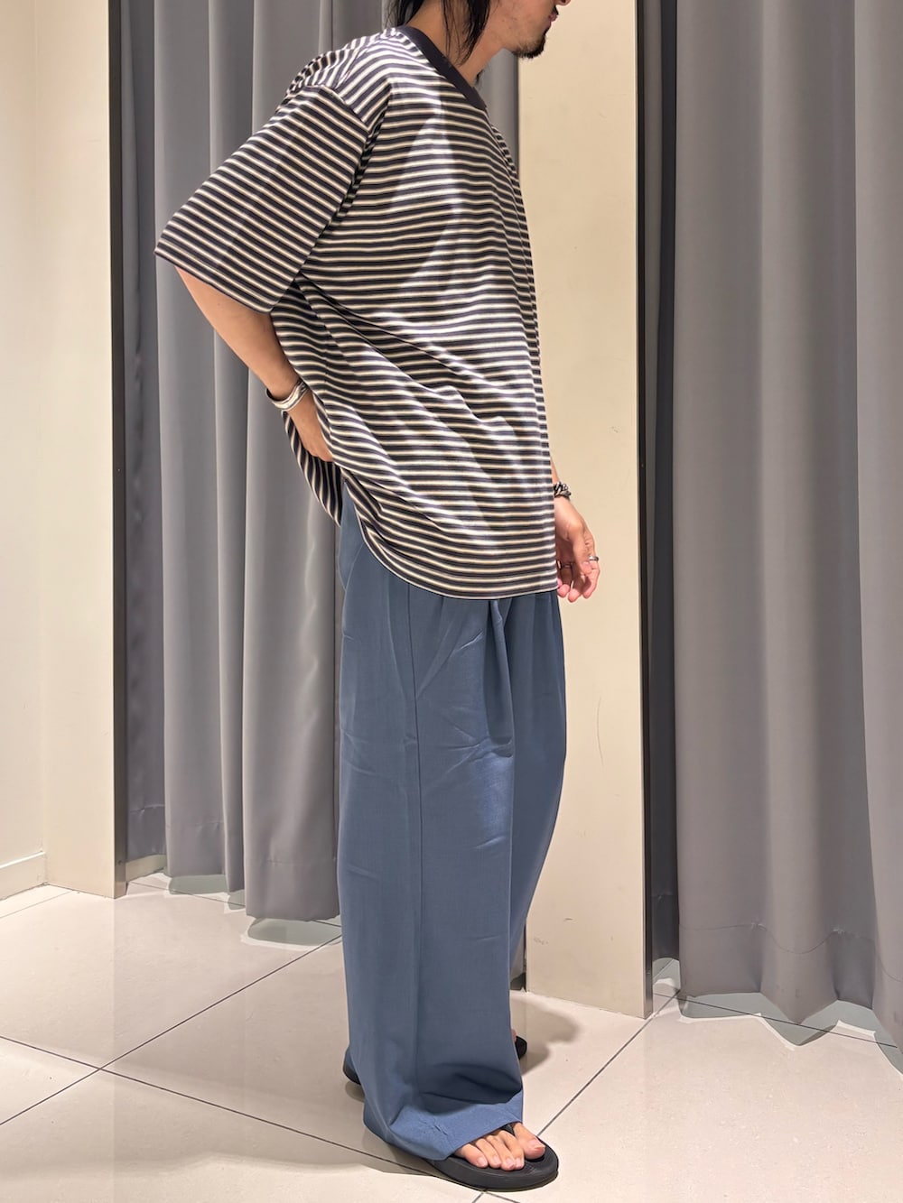 ブルー系のTシャツ/カットソー、ブルー系のその他パンツを着用したメンズの夏コーディネートの3枚目の写真