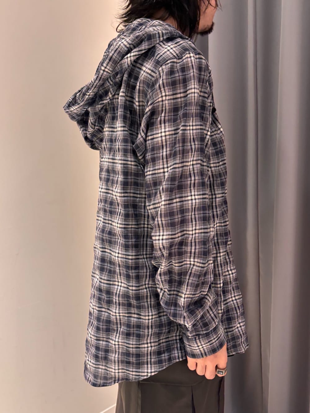 グレー系のその他パンツ、ブルー系のシャツ/ブラウスを着用したメンズの夏コーディネートの2枚目の写真