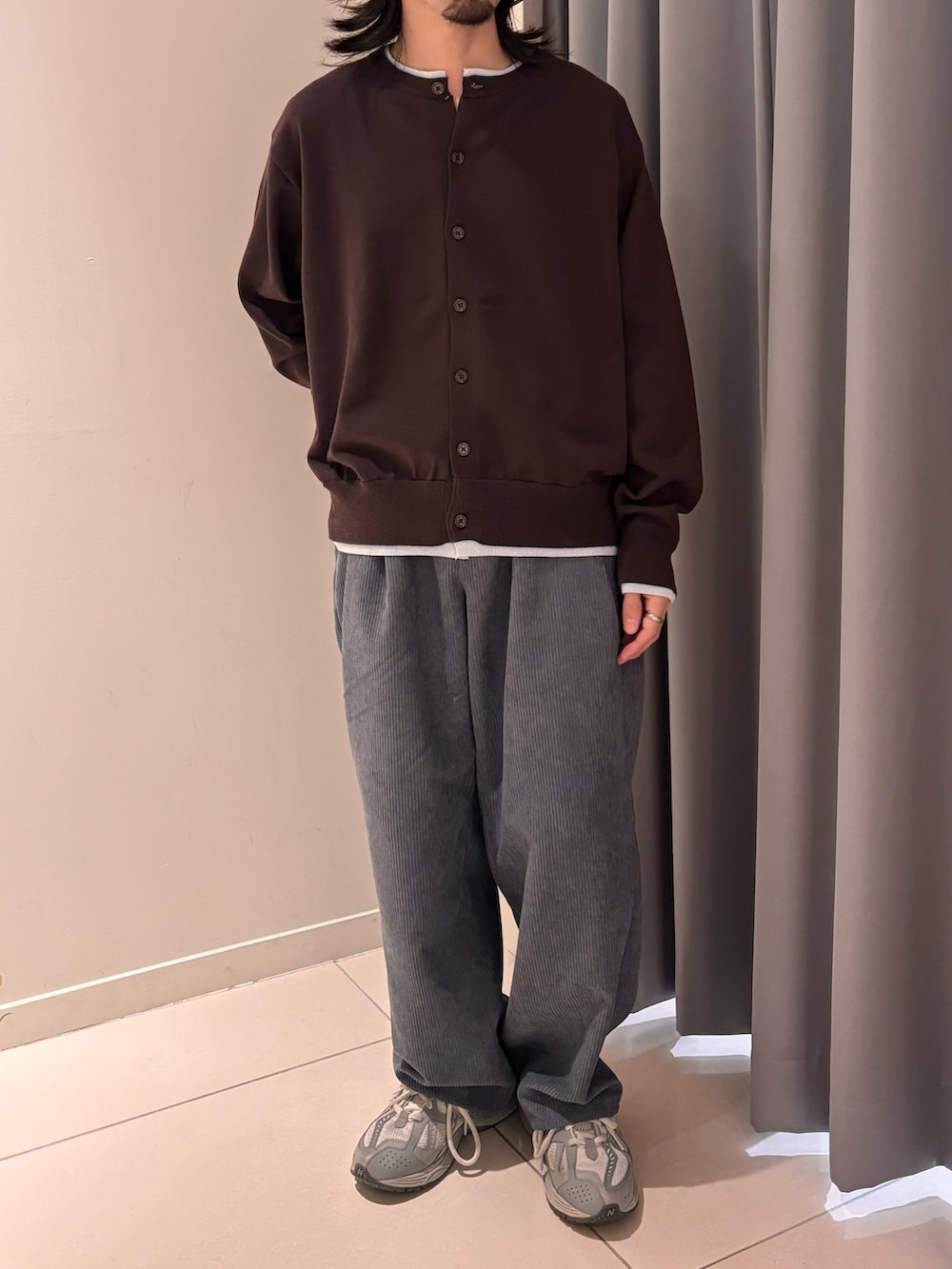 グレー系のその他パンツ、ブラウン系のカーディガン/ボレロを着用したメンズの秋コーディネートの4枚目の写真